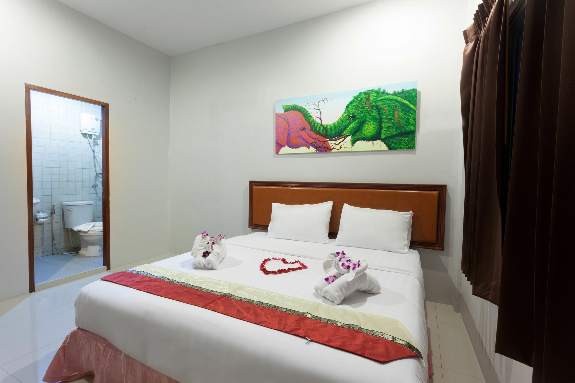 Freedom Hotel Patong Buitenkant foto
