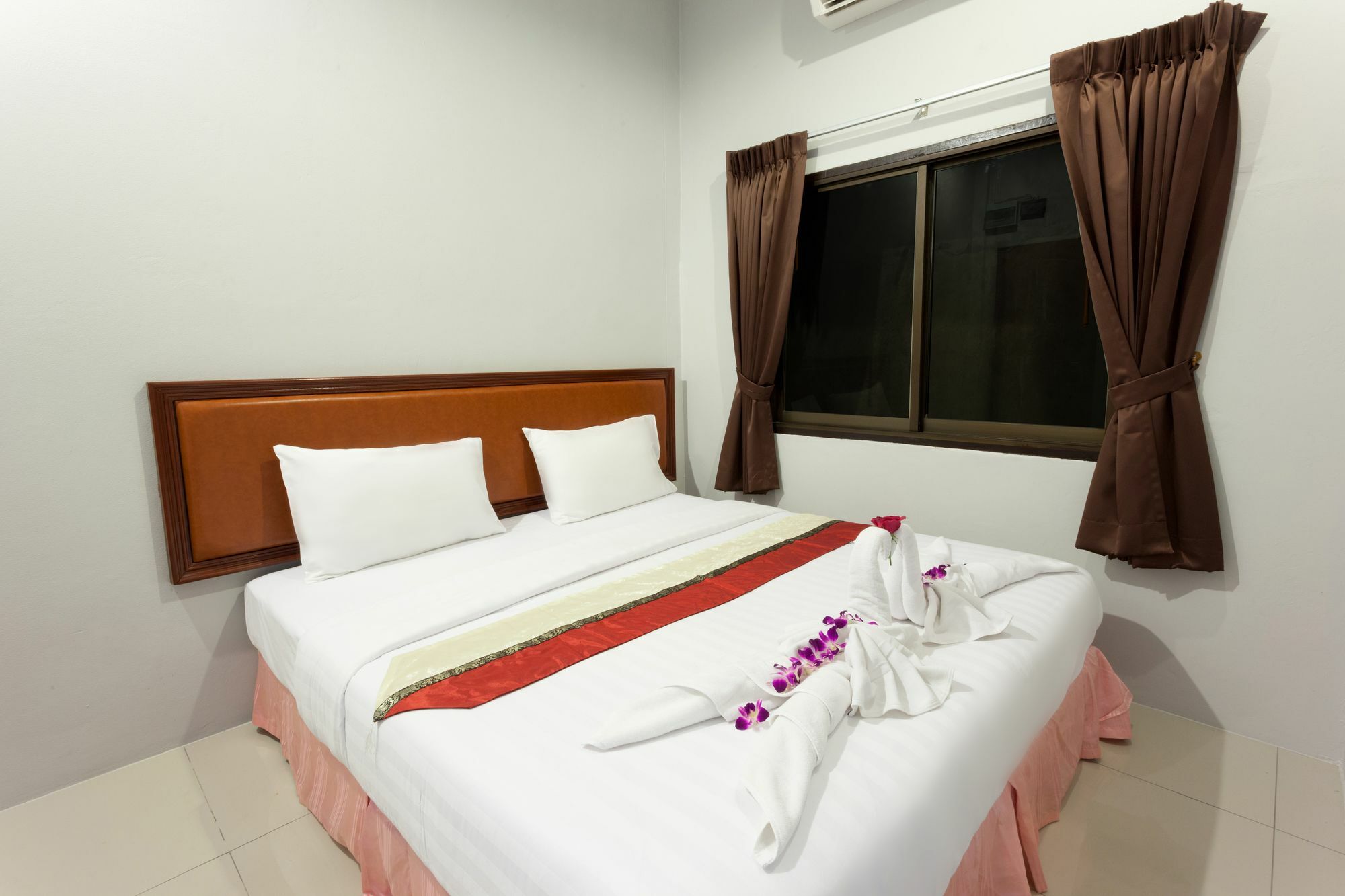 Freedom Hotel Patong Buitenkant foto