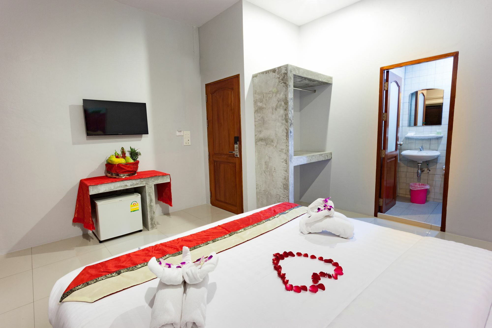 Freedom Hotel Patong Buitenkant foto
